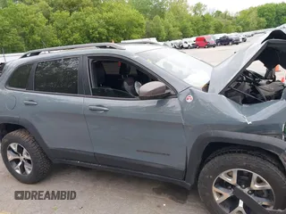 2015 Jeep Cherokee Trailhawk z VIN 1C4PJMBB9FW676566, wystawiony jako IAAI lot #42303335 z przebiegiem 123 026 mil mil oraz . Historia ofert i sprzedaży dostępna na DreamBid. Obrazek 13.