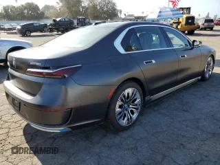 2023 BMW i7 xDrive60 z VIN WBY53EJ05PCM90595, wystawiony jako Copart lot #85151334 z przebiegiem 13 277 mil mil oraz Szkody całkowita. Historia ofert i sprzedaży dostępna na DreamBid. Obrazek 3.