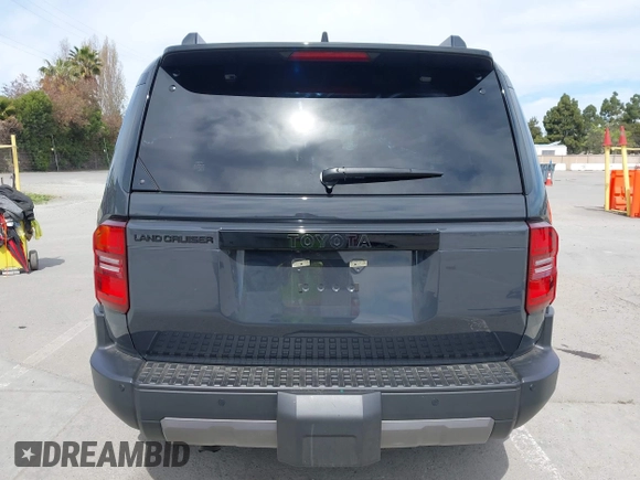 2024 Toyota Land Cruiser z VIN JTEABFAJ0R5007650, wystawiony jako IAAI lot #41981390 z przebiegiem 5 629 mil mil oraz . Historia ofert i sprzedaży dostępna na DreamBid. Obrazek 17.