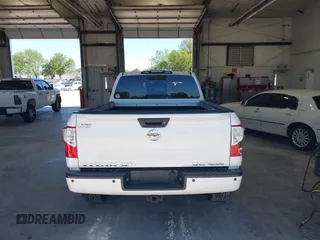 2016 Nissan Titan SL z VIN 1N6BA1F45GN517262, wystawiony jako IAAI lot #42306252 z przebiegiem 141 080 mil mil oraz . Historia ofert i sprzedaży dostępna na DreamBid. Obrazek 17.