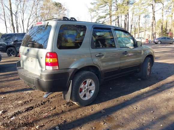 2007 Ford Escape XLT with VIN 1FMYU03147KA04848, listed as a IAAI auction lot 41699837 with 170,356 mi miles. Bid and sale history available at carsss.com. Image 4.