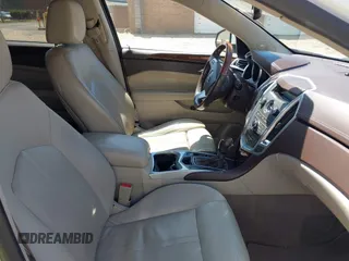 2011 Cadillac SRX Luxury Collection z VIN 3GYFNDEYXBS614786, wystawiony jako IAAI lot #42202497 z przebiegiem 176 101 mil mil oraz . Historia ofert i sprzedaży dostępna na DreamBid. Obrazek 5.