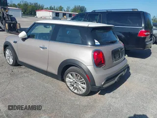 2023 MINI Hardtop Cooper S z VIN WMW53DH09P2T51901, wystawiony jako IAAI lot #42108680 z przebiegiem 14 311 mil mil oraz . Historia ofert i sprzedaży dostępna na DreamBid. Obrazek 3.