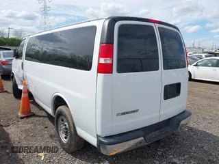 2020 Chevrolet Express Passenger LT z VIN 1GAZGPFG0L1243105, wystawiony jako IAAI lot #42086334 z przebiegiem 79 370 mil mil oraz . Historia ofert i sprzedaży dostępna na DreamBid. Obrazek 3.