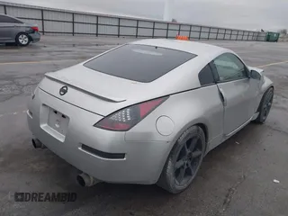2003 Nissan 350Z Touring z VIN JN1AZ34E43T014247, wystawiony jako IAAI lot #42120812 z przebiegiem 112 263 mil mil oraz . Historia ofert i sprzedaży dostępna na DreamBid. Obrazek 4.