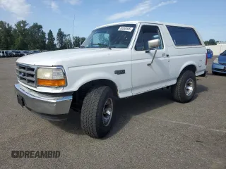 1993 Ford Bronco XL z VIN 1FMEU15N6PLA47865, wystawiony jako Copart lot #60358545 z przebiegiem 270 782 mil mil oraz Czysty tytuł • Clean title. Historia ofert i sprzedaży dostępna na DreamBid. Obrazek 1.