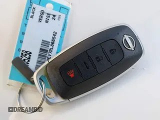 2024 Nissan Versa SV z VIN 3N1CN8EV7RL866542, wystawiony jako IAAI lot #41331827 z przebiegiem 907 mil mil oraz . Historia ofert i sprzedaży dostępna na DreamBid. Obrazek 11.