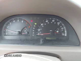 2003 Toyota Camry LE z VIN 4T1BE30KX3U197331, wystawiony jako IAAI lot #42298164 z przebiegiem 248 008 mil mil oraz . Historia ofert i sprzedaży dostępna na DreamBid. Obrazek 7.