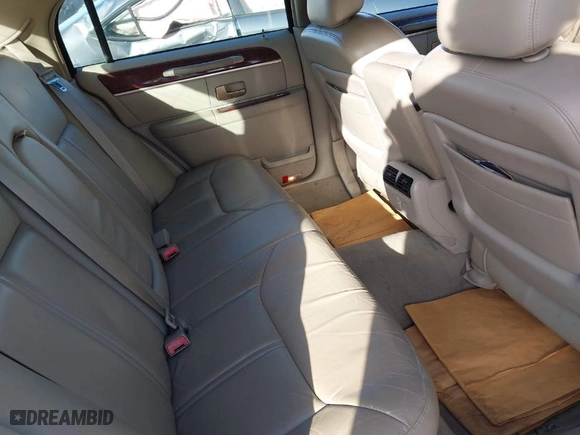 2005 Lincoln Town Car Signature Limited with VIN 1LNHM82W05Y641760, listed as a IAAI auction lot 40753815 with 210,907 mi miles. Bid and sale history available at carsss.com. Image 8.