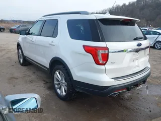 2018 Ford Explorer XLT z VIN 1FM5K8D82JGB40991, wystawiony jako IAAI lot #40883365 z przebiegiem 92 183 mil mil oraz . Historia ofert i sprzedaży dostępna na DreamBid. Obrazek 3.