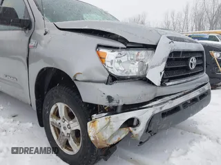 2008 Toyota Tundra z VIN 5TBDV54118S498651, wystawiony jako IAAI lot #41139461 z przebiegiem 243 235 mil mil oraz . Historia ofert i sprzedaży dostępna na DreamBid. Obrazek 6.