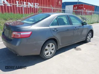 2008 Toyota Camry LE z VIN 4T4BE46K88R013921, wystawiony jako IAAI lot #42198695 z przebiegiem 148 370 mil mil oraz . Historia ofert i sprzedaży dostępna na DreamBid. Obrazek 4.
