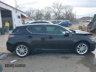 2013 Lexus CT 200h z VIN JTHKD5BH2D2131534, wystawiony jako IAAI lot #41859991 z przebiegiem 177 000 mil mil oraz . Historia ofert i sprzedaży dostępna na DreamBid. Obrazek 13.