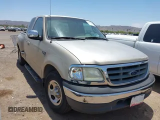 2000 Ford F-150 XL z VIN 1FTRX07W6YKB19703, wystawiony jako IAAI lot #42375355 z przebiegiem Nie podano mil oraz . Historia ofert i sprzedaży dostępna na DreamBid. Obrazek 1.