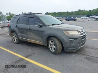 2018 Ford Explorer XLT z VIN 1FM5K7D8XJGA62972, wystawiony jako IAAI lot #42037529 z przebiegiem 182 932 mil mil oraz . Historia ofert i sprzedaży dostępna na DreamBid. Obrazek 1.