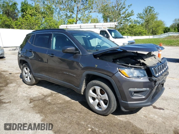 2018 Jeep Compass Latitude z VIN 3C4NJDBB3JT142940, wystawiony jako Copart lot #56306475 z przebiegiem 75 387 mil mil oraz Szkoda całkowita • Salvage title. Historia ofert i sprzedaży dostępna na DreamBid. Obrazek 4.