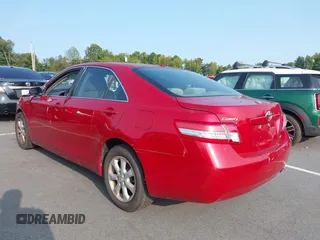 2011 Toyota Camry LE z VIN 4T1BF3EKXBU145752, wystawiony jako IAAI lot #40278431 z przebiegiem 174 130 mil mil oraz . Historia ofert i sprzedaży dostępna na DreamBid. Obrazek 3.