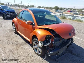2010 Volkswagen New Beetle Coupe with VIN 3VWRG3AG1AM021001, listed as a IAAI auction lot 40549600 with 1 mi miles. Bid and sale history available at carsss.com. Image 1.