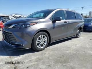 2024 Toyota Sienna Platinum z VIN 5TDESKFC1RS111972, wystawiony jako Copart lot #47142375 z przebiegiem 19 322 mil mil oraz Szkody całkowita. Historia ofert i sprzedaży dostępna na DreamBid. Obrazek 1.