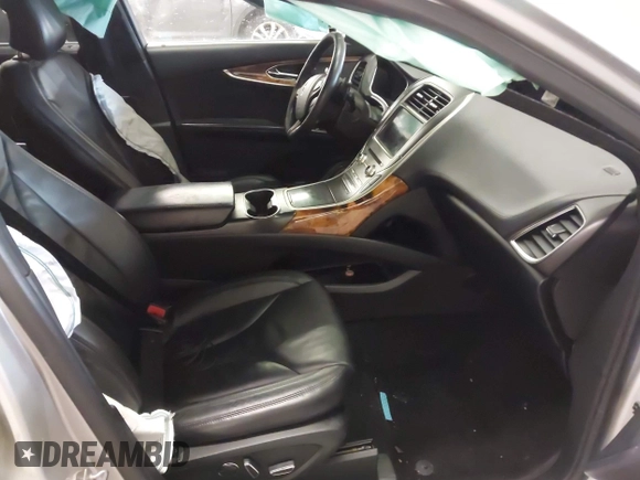 2017 Lincoln MKX Select with VIN 2LMPJ8KR5HBL30586, listed as a IAAI auction lot 41749741 with 64,172 mi miles. Bid and sale history available at carsss.com. Image 5.