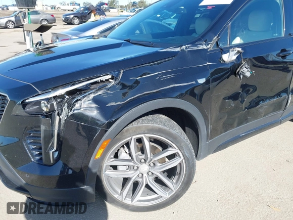 2020 Cadillac XT4 FWD Sport z VIN 1GYFZER49LF021475, wystawiony jako IAAI lot #41962892 z przebiegiem 41 603 mil mil oraz . Historia ofert i sprzedaży dostępna na DreamBid. Obrazek 6.