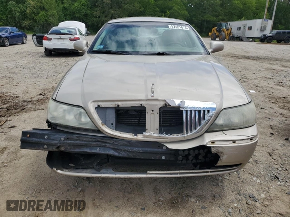 2005 Lincoln Town Car Signature z VIN 1LNHM81W35Y626266, wystawiony jako Copart lot #57461675 z przebiegiem 315 827 mil mil oraz Czysty tytuł • Clean title. Historia ofert i sprzedaży dostępna na DreamBid. Obrazek 5.