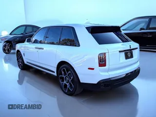 2022 Rolls-Royce Cullinan Black Badge z VIN SLATV8C02NU212XXX, wystawiony jako Copart lot #59257385 z przebiegiem 5245 mil mil oraz Tytuł czysty. Historia ofert i sprzedaży dostępna na DreamBid. Obrazek 3.