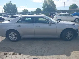 2014 Chrysler 300 z VIN 2C3CCAAG3EH380058, wystawiony jako IAAI lot #42220051 z przebiegiem 116 263 mil mil oraz . Historia ofert i sprzedaży dostępna na DreamBid. Obrazek 13.