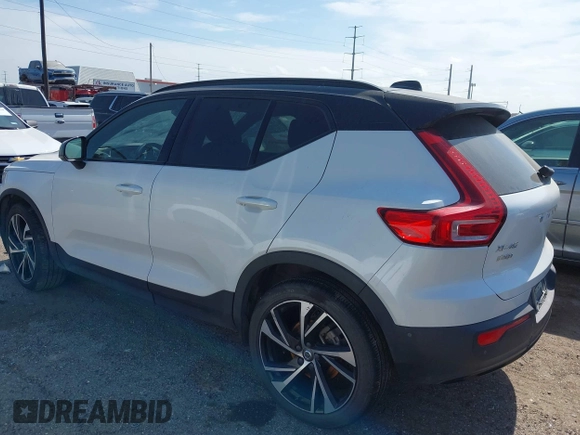 2021 Volvo XC40 R-Design z VIN YV4AC2HM8M2562007, wystawiony jako IAAI lot #42047885 z przebiegiem Nie podano mil oraz . Historia ofert i sprzedaży dostępna na DreamBid. Obrazek 3.