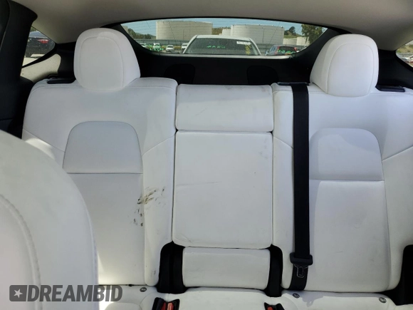 2022 Tesla Model Y Performance z VIN 7SAYGDEF6NF397082, wystawiony jako Copart lot #55823435 z przebiegiem Nie podano mil oraz Szkoda całkowita • Salvage title. Historia ofert i sprzedaży dostępna na DreamBid. Obrazek 10.