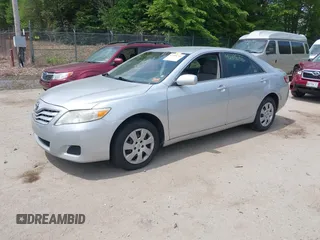 2010 Toyota Camry z VIN 4T4BF3EKXAR073360, wystawiony jako IAAI lot #42398755 z przebiegiem 263 278 mil mil oraz . Historia ofert i sprzedaży dostępna na DreamBid. Obrazek 2.