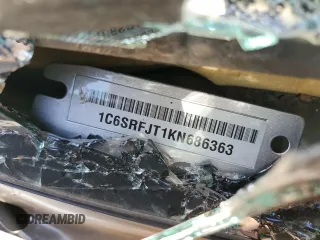 2019 Ram 1500 Laramie z VIN 1C6SRFJT1KN686363, wystawiony jako Copart lot #54934355 z przebiegiem Nie podano mil oraz Szkoda całkowita • Salvage title. Historia ofert i sprzedaży dostępna na DreamBid. Obrazek 12.