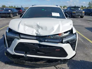 2024 Chevrolet Blazer EV eAWD RS z VIN 3GNKDCRJ6RS185260, wystawiony jako IAAI lot #41277933 z przebiegiem 5 664 mil mil oraz . Historia ofert i sprzedaży dostępna na DreamBid. Obrazek 6.