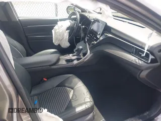 2022 Toyota Camry SE z VIN 4T1G11AK0NU057778, wystawiony jako IAAI lot #42094950 z przebiegiem 115 649 mil mil oraz . Historia ofert i sprzedaży dostępna na DreamBid. Obrazek 5.
