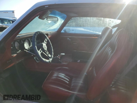 1977 Pontiac Firebird z VIN 2W87Z7N152633, wystawiony jako Copart lot #76111434 z przebiegiem 17 837 mil mil oraz Nie do naprawy • Non repairable. Historia ofert i sprzedaży dostępna na DreamBid. Obrazek 7.
