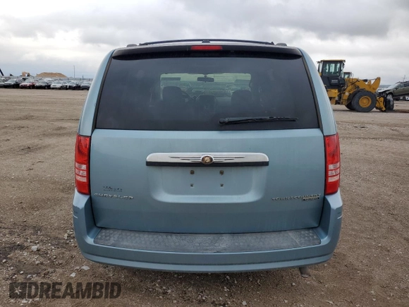 2010 Chrysler Town & Country Touring z VIN 2A4RR5D13AR404747, wystawiony jako Copart lot #57100735 z przebiegiem 220 550 mil mil oraz Szkoda całkowita • Salvage title. Historia ofert i sprzedaży dostępna na DreamBid. Obrazek 6.