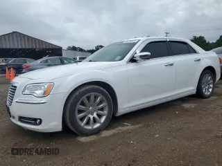 2013 Chrysler 300 C z VIN 2C3CCAET7DH661673, wystawiony jako Copart lot #55738325 z przebiegiem 103 694 mil mil oraz Szkoda całkowita • Salvage title. Historia ofert i sprzedaży dostępna na DreamBid. Obrazek 1.