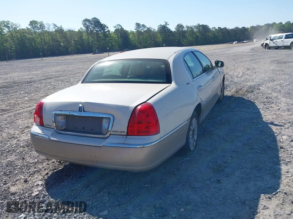 2006 Lincoln Town Car Signature z VIN 1LNHM81V36Y647420, wystawiony jako IAAI lot #42052750 z przebiegiem 251 115 mil mil oraz . Historia ofert i sprzedaży dostępna na DreamBid. Obrazek 4.