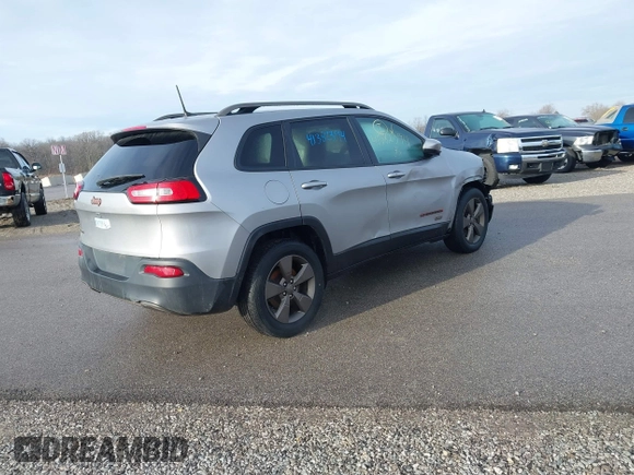 2017 Jeep Cherokee Latitude z VIN 1C4PJMCB0HW509286, wystawiony jako IAAI lot #41382394 z przebiegiem 96 562 mil mil oraz . Historia ofert i sprzedaży dostępna na DreamBid. Obrazek 4.