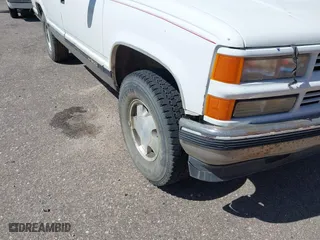 1996 Chevrolet Suburban with VIN 1GNFK16R9TJ411712, listed as a IAAI auction lot 42070739 with 242,044 mi miles. Bid and sale history available at carsss.com. Image 6.