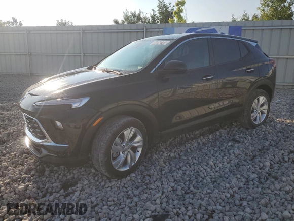 2025 Buick Encore GX Preferred z VIN KL4AMCSL3SB175250, wystawiony jako Copart lot #65850705 z przebiegiem 6 758 mil mil oraz Czysty tytuł • Clean title. Historia ofert i sprzedaży dostępna na DreamBid. Obrazek 1.