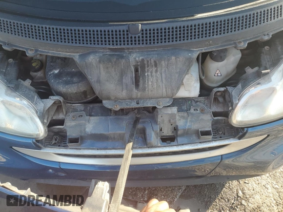 2010 Smart fortwo Pure z VIN WMEEJ3BA8AK361154, wystawiony jako Copart lot #50492125 z przebiegiem 101 864 mil mil oraz Szkoda całkowita • Salvage title. Historia ofert i sprzedaży dostępna na DreamBid. Obrazek 11.