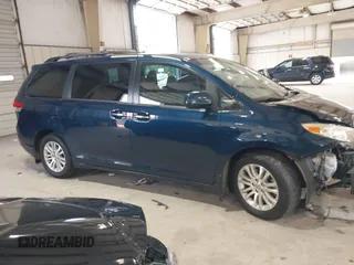 2011 Toyota Sienna XLE AAS z VIN 5TDYK3DC1BS130064, wystawiony jako IAAI lot #42600155 z przebiegiem 139 078 mil mil oraz . Historia ofert i sprzedaży dostępna na DreamBid. Obrazek 13.