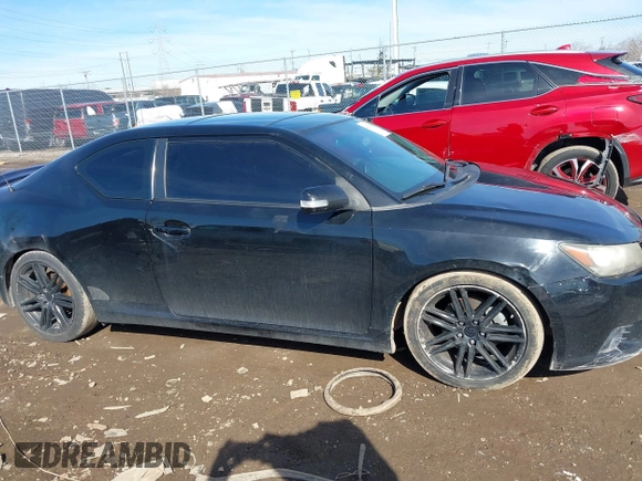 2012 Scion tC z VIN JTKJF5C79C3025063, wystawiony jako IAAI lot #41679076 z przebiegiem 153 272 mil mil oraz . Historia ofert i sprzedaży dostępna na DreamBid. Obrazek 13.