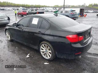2015 BMW 3 Series 320i xDrive z VIN WBA3C3G59FNT53112, wystawiony jako IAAI lot #42222176 z przebiegiem 113 702 mil mil oraz . Historia ofert i sprzedaży dostępna na DreamBid. Obrazek 3.