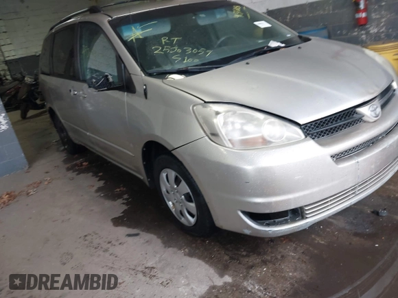 2005 Toyota Sienna CE with VIN 5TDZA23C15S233010, listed as a IAAI auction lot 41872151 with 999,999 mi miles. Bid and sale history available at carsss.com. Image 1.