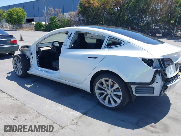 2020 Tesla Model 3 Long Range z VIN 5YJ3E1EB7LF628030, wystawiony jako IAAI lot #42357277 z przebiegiem 82 379 mil mil oraz . Historia ofert i sprzedaży dostępna na DreamBid. Obrazek 3.