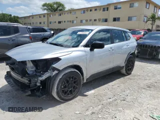 2023 Toyota Corolla Cross L z VIN 7MUAAAAG1PV044251, wystawiony jako Copart lot #51794085 z przebiegiem 25 543 mil mil oraz Szkoda całkowita • Salvage title. Historia ofert i sprzedaży dostępna na DreamBid. Obrazek 1.