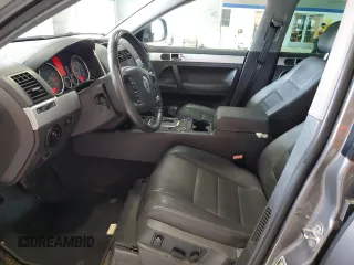 2009 Volkswagen Touareg VR6 z VIN WVGBE77L39D013877, wystawiony jako Copart lot #65572024 z przebiegiem 139 263 mil mil oraz Tytuł czysty. Historia ofert i sprzedaży dostępna na DreamBid. Obrazek 7.