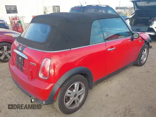 2008 MINI Convertible z VIN WMWRF33578TF68318, wystawiony jako IAAI lot #41201782 z przebiegiem 119 649 mil mil oraz . Historia ofert i sprzedaży dostępna na DreamBid. Obrazek 4.